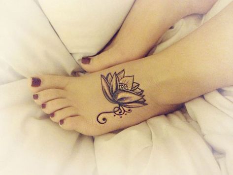 Feminine Lotus Flower Tattoo on Foot Tiny Lotus Tattoo, Pink Lotus Tattoo, Simple Lotus Tattoo, Lotusblume Tattoo, Small Lotus Flower Tattoo, Small Lotus Tattoo, Cute Foot Tattoos, Lotus Mandala Tattoo, Lotus Flower Tattoo Design