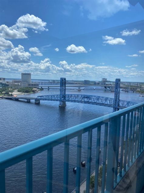 If you are looking for a hotel in Downtown Jacksonville, I recommended the Hyatt Regency Jacksonville Riverfront. Check out this post for more info! #jacksonville #floridahotels #floridatraveltips Jacksonville Florida Beaches, Jacksonville Beach Florida, Florida Theme Parks, Florida Attractions, Florida Adventures, Orlando Theme Parks, Florida Food, Orlando Parks, Florida Hotels