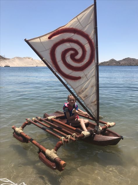 My husband made this Moana Boat for her 5th birthday. Happiest girl!!! Moana Boat Diy, Diy Moana Boat, Moana Canoe, Moana Boat, Moana Jr, Boat Sketch, Moana Birthday Party Theme, Boat Diy, Moana Theme