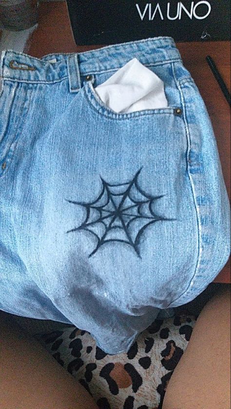 Custom Jeans Streetwear, Drawing On Jeans Ideas Aesthetic, Custom Jean Jacket Ideas Paint, Custom Jeans Diy, Jeans Drawing, Denim Diy Clothes, Painted Clothes Diy, Diy Clothes Design, Custom Jeans