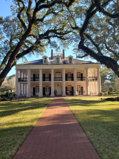 Old Southern Plantations, Colonial Chic, Antebellum Home, Castle House Design, Southern Mansions, Southern Architecture, Southern Plantations, Unusual Buildings, Southern Living Homes