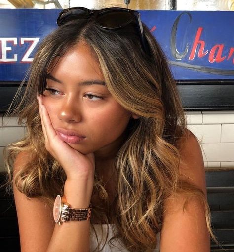 Honey Black Hair, Caramel Balayage On Brown Skin, Latina Hair Color Ideas Highlights, Short Hair Color Ideas Highlights, Blonde Highlights On Tan Skin, Highlights On Latina, Light Brown Hair With Curtain Bangs, Blonde Hair On Brown Hair, Sunkissed Hair Brunette Short