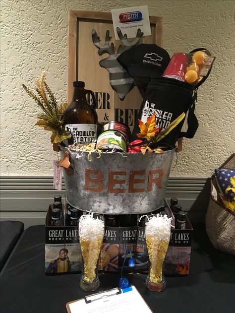 Beer Auction Basket Ideas, Craft Beer Gift Basket, Stag Ideas, Beer Gifts Basket, Silent Auction Basket, Class Auction Projects, Beer Basket, Mini Gifts, Craft Beer Gifts