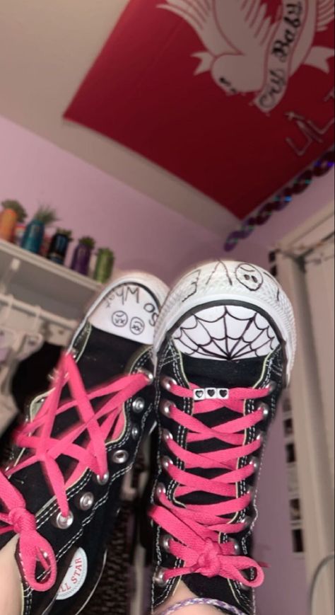 Emo Shoes Drawing, Converse Decorated Diy, Decorated Converse Sharpie, How To Decorate Converse, Drawn On Shoes, Converse Designs Diy, Drawn On Converse, Converse Decorated, Emo Converse