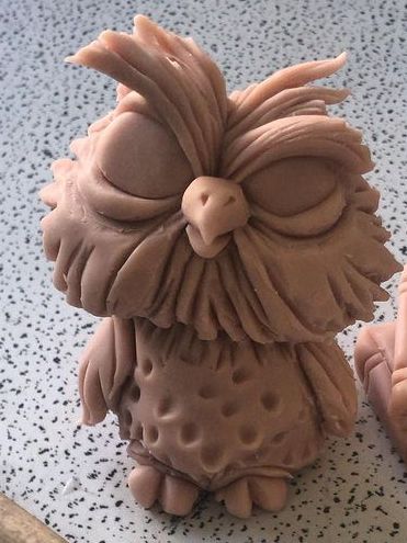 Clay Turkey Sculpture, Clay Animals Sculpture Easy, Bird Clay Sculpture, Easy Clay Sculpture Ideas, Clay Animals Sculpture, Clay Owls, Polymer Clay Bird, Owl Pottery, Polymer Clay Owl