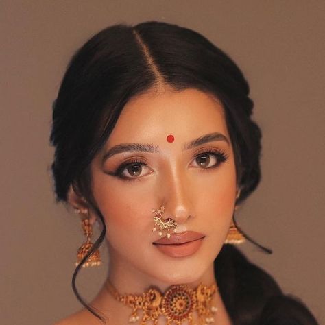 Indian Skin Makeup, Brown Girl Makeup, Bridesmaid Indian, Saree Aesthetic, Indian Makeup Looks, Bride Workout, Burgundy Makeup, Graduation Board, Pink Lips Makeup