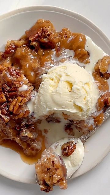 Well Plated Pecan Pie Cobbler, Pecan Pie Cobbler, Well Plated, Pecan Cobbler, Bread Puddings, Cobbler Recipes, Pecan Pie, Caramel Sauce, Bread Pudding