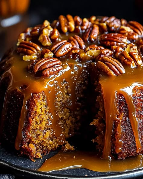 Praline Upside-Down Pumpkin Cake – Easy Fall Dessert Recipe Pumpkin Upside Down Cake, Pumpkin Cake Easy, Fall Dessert Recipes Easy, Praline Cake, Angel Food Cakes, Pumpkin Cake Recipes, Simple Muffin Recipe, Caramel Drizzle, Fall Desserts Easy