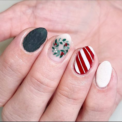 These little wreaths are so dang cute!! Inspo: @nailart.bycaroline #nails #nailsofinstagram #nailartist #nailsoftheday #nailsdesign… | Instagram Wreath Nails, Lilac Nails, Sculpted Nails, Gelish Nails, Sweater Nails, Swarovski Nails, Nail Style, Foil Nails, Birthday Nails