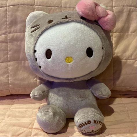 Pusheen Costume, Plushies Aesthetic, Hello Kitty Pusheen, Hello Kitty Toys, Happy Birthday Video, Hello Kitty Accessories, Birthday Gift Bags, Cute Plushies, Hello Kitty Stuff