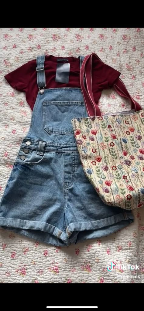 Vest With Overalls, Overalls Cute Aesthetic, Cute Vintage Outfits Aesthetic, Outfit Inspo Overalls, Denim Overall Shorts Outfit, Dungarees Outfit Shorts, Overall Shorts Outfit Aesthetic, Short Overalls Outfit Aesthetic, Overalls Outfit Women