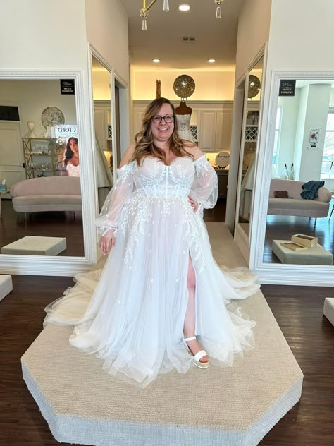 Aline Plus Size Wedding Dress, Wedding Dresses Chubby Brides, Wedding Dress Invitations, Curvy Wedding Dress, Plus Size Wedding Dresses With Sleeves, Wedding Mc, Curvy Wedding, Wedding Dress Types, Plus Wedding Dresses