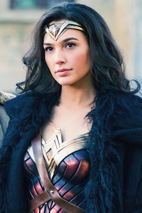 Actress Gal Gadot as Wonder Woman❤️ Wonder Woman Accessories, Gal Gabot, Gal Gardot, Gal Gadot Wonder Woman, Univers Dc, Woman Movie, Wonder Women, Chris Pine, Dc Comic