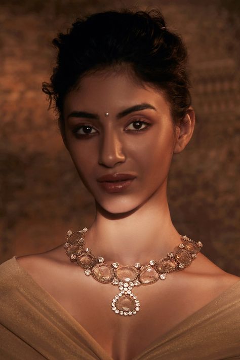 Pendant Necklace Outfit, Contemporary Bridal Jewellery, Natural Beauty Face, Fancy Jewelry Necklace, Pendant Necklace Simple, Beauty Routine Tips, Beauty Natural Products, Vogue Beauty, Tarun Tahiliani