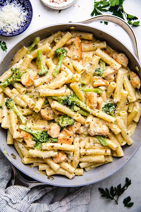 Make this easy weeknight dinner Chicken Broccoli Ziti recipe coated in delicious creamy sauce in just under 30 minutes! Chicken Broccoli Ziti Garlic Oil, Ziti Alfredo, Chicken Broccoli Ziti, Chicken Ziti, Chicken Broccoli Pasta, Pasta With Chicken, Ziti Pasta, Ziti Recipes, Broccoli Alfredo