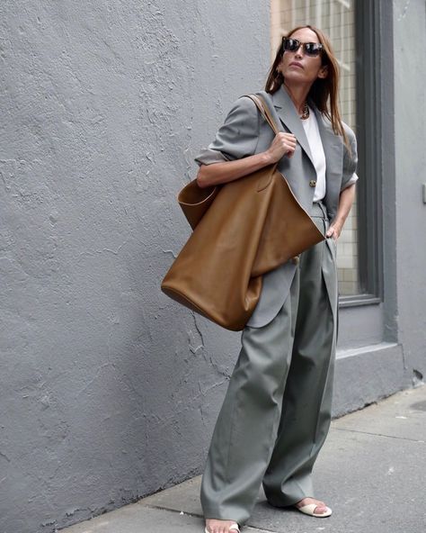 Oversized tote bags took Fall 2019 street style by storm Bag Street Style, Minimal Lifestyle, Street Style Bags, Daily Mood, Oversized Tote Bag, Oversized Tote, Runway Trends, American Music Awards, Making Things