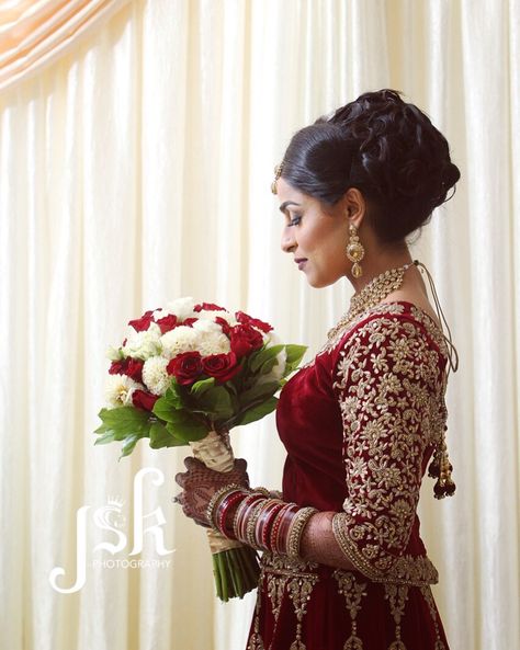 Indian bride with her flower bouquet, getting ready Indian Bride Bouquet, Brides Flowers Bouquet, Mehndi Night, Engagement Pic, Wedding Bouquets Bride, Indian Wedding Ceremony, Bride Flowers, Wedding 2024, Hindu Wedding