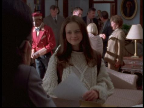 gilmore girls s1e1 rory white jumper Rory Gilmore Pilot, Pilot Outfit, White Jumper, Rory Gilmore, Gilmore Girls, Jumper, Drama, White