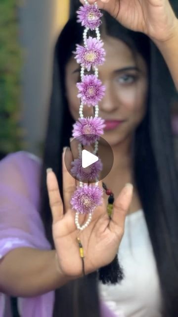 Real Flower Jewellery For Haldi Bridal, Real Flower Hairstyle, Fresh Flowers Jewellery, Haldi Jewellery Bridal Flowers, Real Flower Jewellery For Haldi, Floral Jewellery For Haldi, Floral Hairstyles, Diy Engagement Decorations, Flower Jewelry Diy