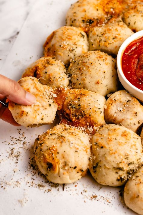 Pizza poppers, or pull apart pizza bites, are a fun and kid-friendly finger food for your next party!. Pizza sauce and mozzarella cheese are stuffed in pizza dough balls and baked in an irresistible herb and butter sauce. Pizza Poppers can be customized to include your favorite pizza toppings. Ready in less than 20 minutes! via @myminichefs Pizza Bites With Puff Pastry, Pizza Ball Recipe, Cheese Stuffed Pizza Dough Balls, Pizza Dough Bites Pull Apart, Party Food Finger Food, Pepperoni Pizza Balls, Mini Pizza Appetizers Finger Foods, Pizza Themed Appetizers, Stuffed Pizza Bites