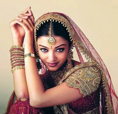 Aishwarya Rai Wedding Pictures, Red And White Saree, 90s Bollywood Fashion, Photography Reference, Ananya Pandey, King Lion, 90s Bollywood, Aishwarya Rai Bachchan, Madhuri Dixit