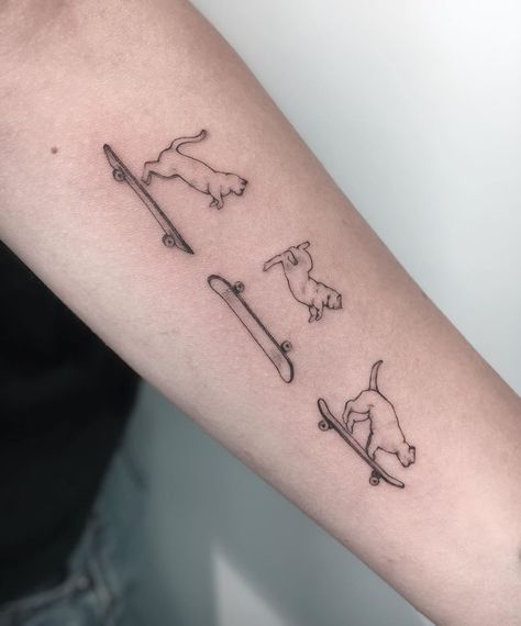 𝒮𝒶𝓇𝒶 on Instagram: “@mr_bingstagram ‘s skateboarding cats 🐈 ✨ For the lovely couple @isilbob 💕 thank you guys 🙏🏻 . . . #tattoo #tattooart #tattooartist…” Cat Skateboarding Tattoo, Skateboard Cat Tattoo, Skateboard Tattoos, Skateboarding Tattoo, Tattoo Skate, Silly Tattoos, Skater Tattoos, Skate Tattoo, Skateboard Tattoo