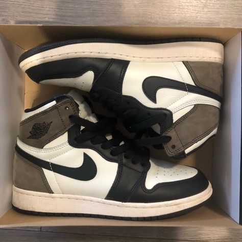 Mocha Jordan 1 J1 Mocha, Jordan 1 Mocha, Jordan 1 Black, Nike Sweats, Jordan 1s, Streetwear Men, Birthday Wishlist, Streetwear Men Outfits, Jordan Shoes