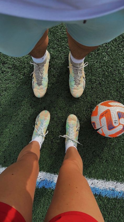 Couple Goal Soccer, Sports Couples Football, Soccer Couple Aesthetic, Couples Soccer, Soccer Couple Pictures, Cute Soccer Couples, Girl Playing Soccer, Soccer Poses, Soccer Couples