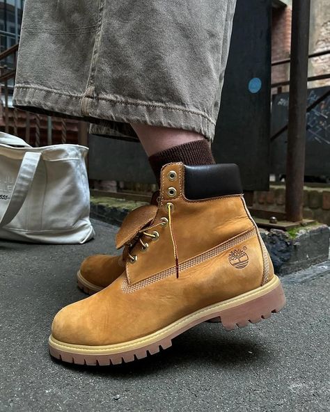 Workwear Fit 👜 How about his color? 📸 @createdbylennart 🇩🇪 🧢Cap : nofaithstudios 👔Top : carhartt 👖Bottom : bershka 👞Shoes : timberland 👜Bag : liju gallery ▫️| Tag & Share your friends, need this style ▫️| Save & Find your outfit color 🔹| Paint Your Color, Marki 🔹| #markispace [Tags] “carhartt” brown paterned work jacket, “bershka” gray baggy denim shorts, “nofaithstudios” khaki washed cap, “timberland” yellow boots, “liju gallery” white shoulder bag, streetwear, streetstyle, oversize... Classic Brown Timberland Boots, Timberland Brown Streetwear Work Boots, Carhartt Shoes, Timberland High-top Waterproof Boots For Streetwear, Timberland Mens Shoes, Bershka Shoes, Brown Timberlands, Timberland Brown High-top Waterproof Boots, Yellow Boots