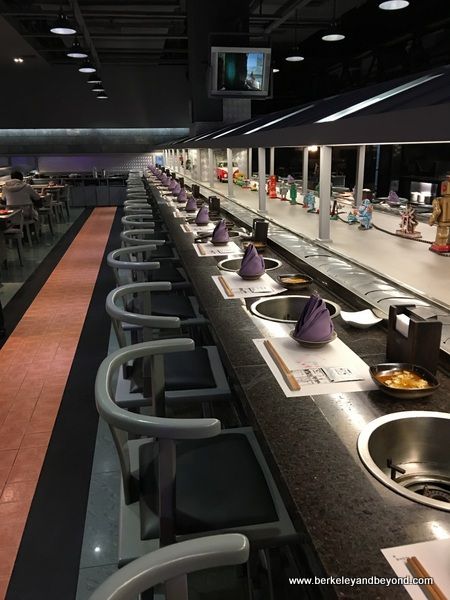 Hot Pot Restaurant Design, Hot Pot Restaurant Interior Design, Conveyor Belt Restaurant, Resturant Interior Design, Revolving Sushi, Hot Pot Restaurant, Conveyor Belt Sushi, Chengdu China, Sushi Design