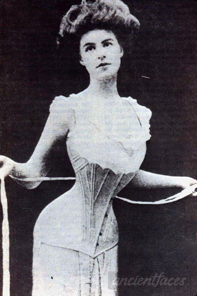 For better or worse, France introduced corsets in the 1550s where they spread in popularity throughout the world until the early 1900s. Fashion is constantly changing, but we think corsets are best left in history. What do you think? #ancestors #history #fashion Victorian Corset, 1900s Fashion, Vintage Corset, Gibson Girl, Lace Tights, Body Modification, Elizabeth I, Waist Training, Edwardian Fashion