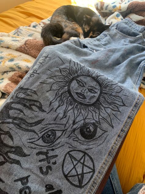 Diy Bleach Designs On Jeans, Sharpie Jeans Grunge, Drawn On Jeans Grunge, Bleach Drawing On Jeans, Bleach Pants Design, Pants Diy Jeans, Drawing On Jeans Sharpie, Ideas Para Pintar Pantalones, Bleached Pants Design