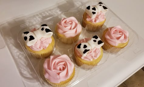 Cow themed cupcakes for a baby shower! #Cow #Cowprint #Bows #Cupcakes Cow Cakes Birthday, Cow Print Cupcakes Ideas, Pink Cow Cupcakes, Cow Theme Cupcakes, Cute Cow Cupcakes, Cow Print Cupcakes Pink, Cow Cupcakes Ideas, Cow Print Cupcakes, Fluffy Cow Cupcakes