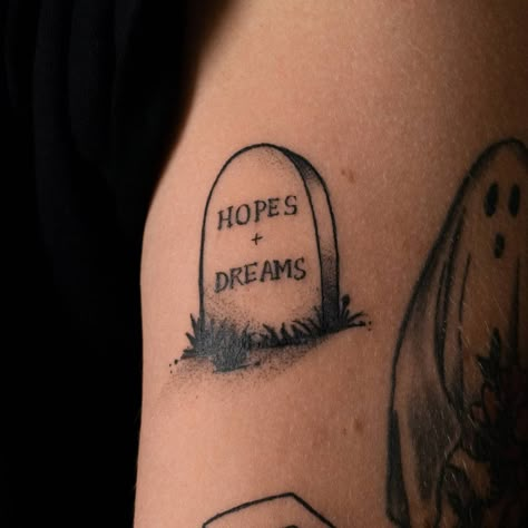 Gravestone Tattoo Design, Traditional Tombstone Tattoo, Green Day Tattoo, Tombstone Tattoo, Graveyard Tattoo, Word English, Coffin Tattoo, Ivy Tattoo, Traditional Black Tattoo