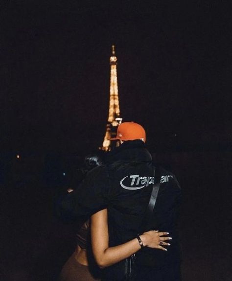 Paris Couple Aesthetic, Cute Hugs, All We Have Is Now, Bae Goals, Couples Vibe, Cute Relationship Photos, Relationship Goals Pictures, Poses Para Fotos Sexis, December 17