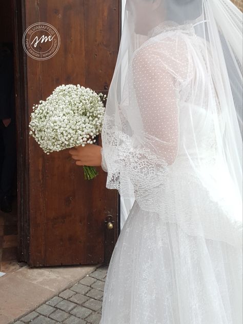 Single bloom wedding bouquets look stylish and marvelous too. #silviamaffeiseventdesign #babybreath #gypsophilaweddingdecorations #gypsophilabouquet #gypsophilamatrimonio #whitebouquet Gypsophila Bouquet, Bloom Wedding, White Bouquet, Look Stylish, Wedding Bouquet, Event Design, Bridal Bouquet, Flower Designs, Bouquets