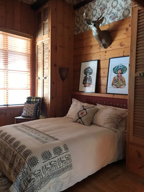 Cabin Apartment, Knotty Pine Decor, Cabin Decor Diy, Mountain Cabin Decor, Cabin Interior Design, Log Home Interiors, Modern Mountain Home, Modern Moroccan, Modern Mountain