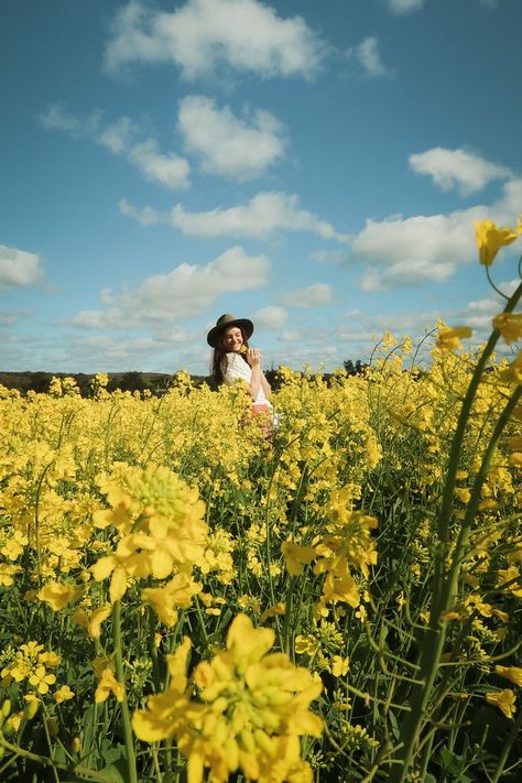 Flower Field Photo Ideas, Prairie Photoshoot, Canola Field Photoshoot Family, Photos In Flower Fields, Canola Field Photoshoot, Golden Fields Photography, Canola Fields Photography, Photography In Sunflower Fields, Standing In A Field