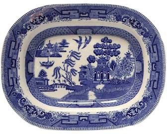 10 Interesting Facts About Classic Blue Willow China - Simplemost Blue Willow Christmas Tablescapes, Blue Willow Kitchen, Blue China Patterns, Blue Willow Decor, Blue Willow China Pattern, Vintage China Patterns, China Decor, Antique Blue Willow, Blue Willow Dishes