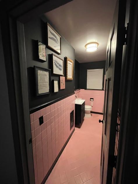 Pink tile mid century modern bathroom pink and black bathroom retro Pink And Black Bathroom Vintage, Pink And Gold Tile Bathroom, Black And Pink Tile Bathroom, Black Pink Bathroom Ideas, Vintage Pink And Black Tile Bathroom, Black And Pink Painted Walls, 1950s Pink And Black Bathroom, Pink Green Black Bathroom, Retro Pink And Black Bathroom