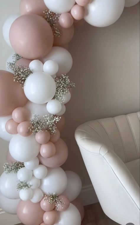 Bridal Shower Balloon Arch With Flowers, White Flower Birthday Decor, Garden Tea Party Balloon Arch, Baby Shower Pink Balloon Arch, Pretty Balloon Arch, Baby’s Breath Photo Backdrop, Balloon Arch With Flowers Diy, Blush Pink Decorations Party, Baby Breath Balloon Garland