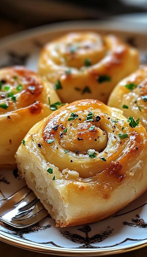 Garlic Swirl Rolls are soft, fluffy rolls swirled with rich garlic and herbs, making them a perfect side dish for fall dinners. These rolls are packed with flavor and add a touch of warmth to any meal, pairing well with pasta, soups, or roasts. Garlic Cinnamon Rolls, Garlic Swirl Rolls, Thanksgiving Recipes Rolls, Easy Rolls Recipe Quick, Christmas Dinner Rolls, Garlic Rolls Recipe, Cheese Dinner Rolls, Garlic Dinner Rolls, Garlic Bread Rolls