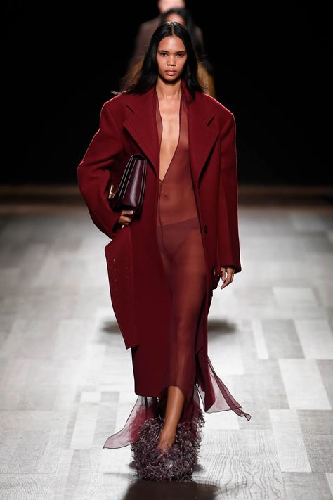 Ferragamo Fall 2024 Ready-to-Wear Runway, Fashion Show & Collection Review [PHOTOS] Fall Color Trend, Look Jean, Runway Fashion Couture, Color Rojo, Fall Color, Fashion Show Collection, Fall 2024, Fit Inspo, Red Fashion