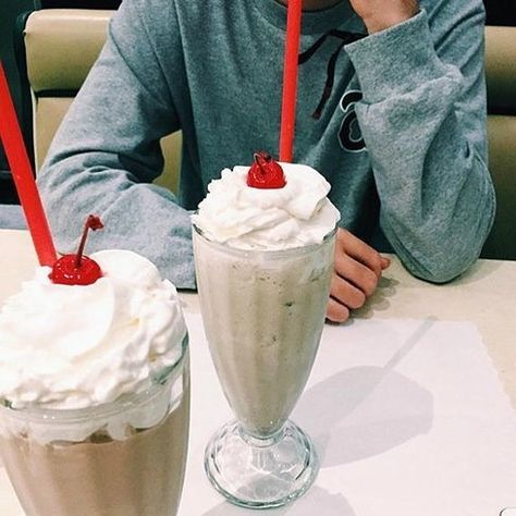 Milkshake Date Aesthetic, 80s Diner, Dunkin Donut, 50s Diner, Cute Date Ideas, Tumblr Love, Milk Shake, Frappe, Love Cute