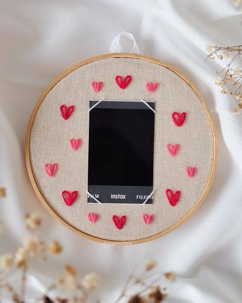 Nuevo producto 2024: Marco para fotos bordado a mano. Una manera única de recordar tus momentos favoritos. 📷🎞️💕 Se puede hacer en el… | Instagram Polaroid Embroidery Frame, Instax Picture Frame, Instax Picture, Marco Polaroid, Photo Frame Decoration, Polaroid Instax, Frame Embroidery, Unique Gifts For Couples, Embroidered Photo