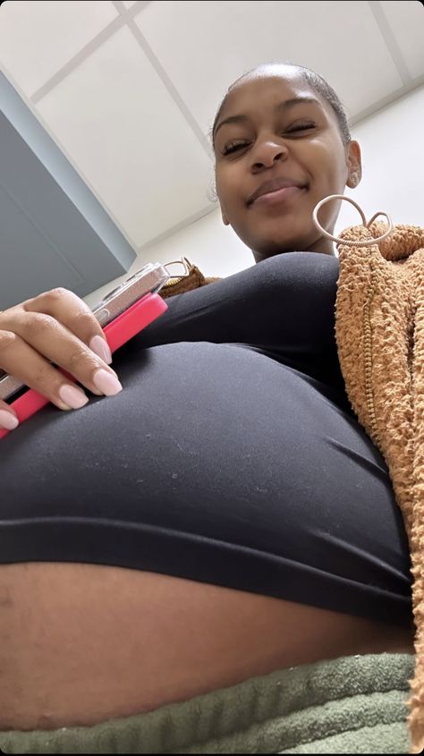 Maternity Photoshoot Outfits Black Women, Labor And Delivery Black Women, Black Pregnancy Aesthetic, Labor And Delivery Aesthetic, Pregnancy Aesthetic Black, Pregnant Belly Black Women, Black Pregnant Belly, Black Pregnant Women Outfits, Pregnancy Black Women