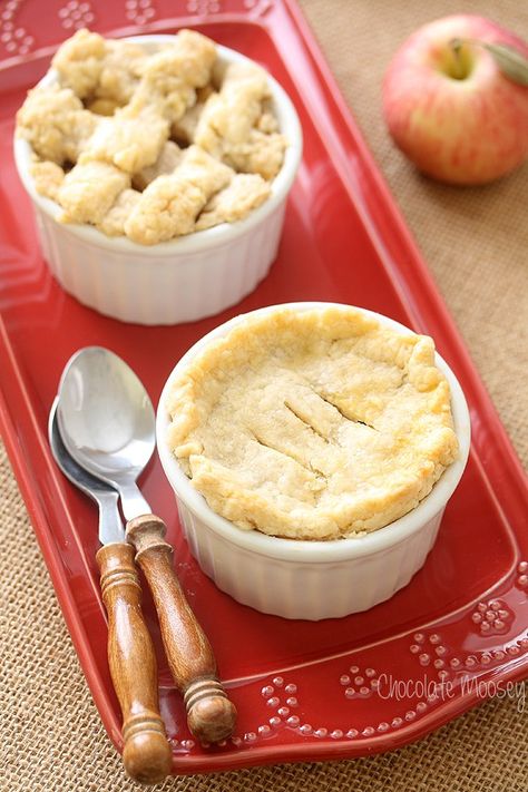 Apple Pie For Two (Baked In Ramekins) Apple Pie For Two, Individual Apple Pies, Ramekin Dessert, Small Pies, Ramekin Recipe, Recipe Using Apples, Apple Pie Recipe Easy, Homemade Pie Crust, Small Batch Baking