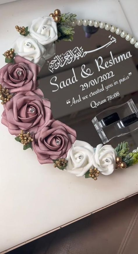 Nikah Mirror Plate, Small Stage Decoration For Engagement, Nikah Gift Ideas, Nikah Mirror, Diy Engagement Decorations, Duppattas Designs Ideas, Engagement Party Photo Ideas, Nikah Decor, خواتم خطوبة