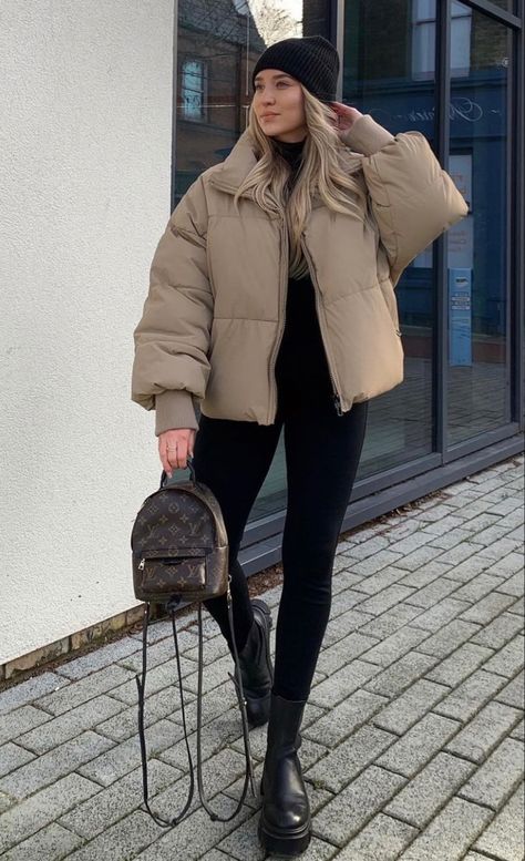 Super Puff Shorty Aritzia Outfit, Puffer Jacket And Skirt Outfit, Winter Puffer Outfits, Tan Puffer Jacket Outfit, Beige Puffer Jacket Outfit, Winter Puffer Jacket Outfits, Puffy Jacket Outfit, Jackets Outfit, Beige Puffer Jacket