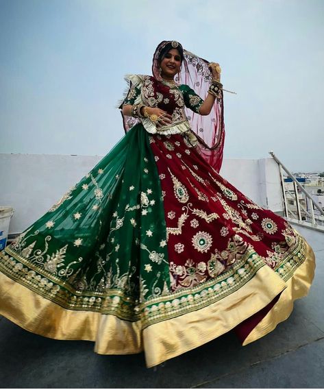 Rajasthani Outfit, Gujarati Lehenga, Girl Posed, Rajasthani Poshak, Stylish Lehenga, Red Green Dress, Rajasthani Bride, Rajasthani Dress, Sisters Photoshoot Poses